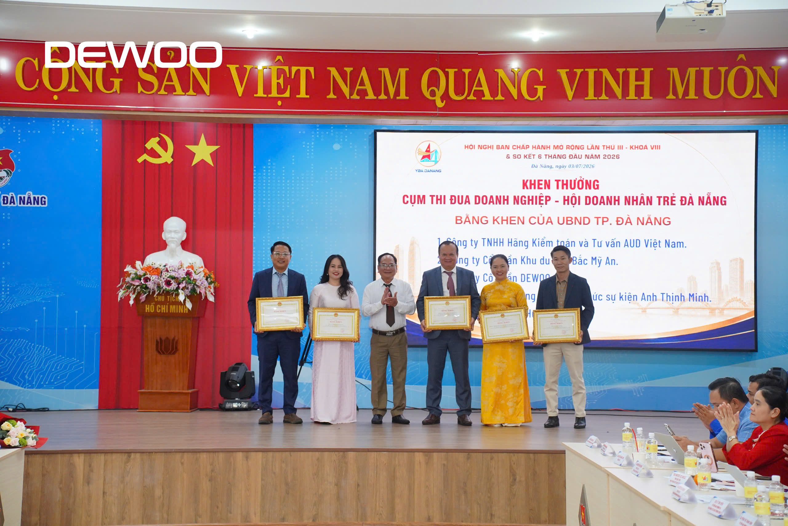 DEWOO-GROUP-VINH-DU-DUOC-NHAN-BANG-KHEN-CUA-CHU-TICH-UBND-THANH-PHO-DA-NANG-1