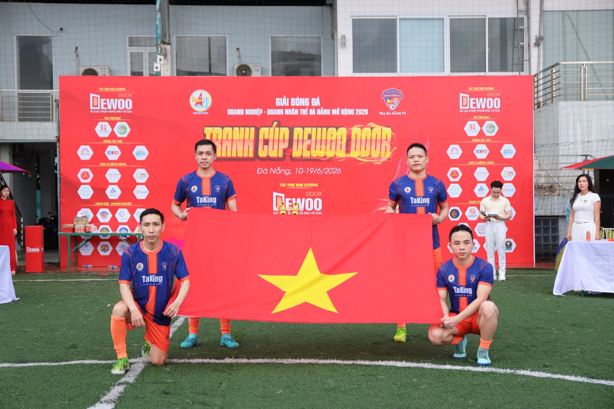 dewoo-door-dong-hanh-cung-giai-bong-da-hoi-doanh-nhan-tre-da-nang-5